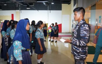 Beri Inspirasi dan Semangat Patriotisme, Kodaeral lX Ajak Puluhan Siswa Yayasan Hang Tuah Nobar Film The Hostage’s Hero