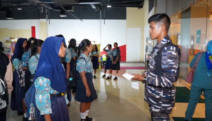Beri Inspirasi dan Semangat Patriotisme, Kodaeral lX Ajak Puluhan Siswa Yayasan Hang Tuah Nobar Film The Hostage’s Hero