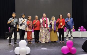 Judul: Anak TK Tampil Percaya Diri, Porseni IGTKI-PGRI Ambon Semarak dengan Tari Tradisional Ambon, 5 Mei 2026 — Ratusan anak taman kanak-kanak di Kota Ambon memeriahkan ajang Pekan Olahraga dan Seni (Porseni) IGTKI-PGRI dengan menampilkan tarian tradisional di Taman Budaya Ambon, Selasa (5/5/2026). Lomba tari katreji dan badinding menjadi sorotan utama dalam kegiatan tersebut, menghadirkan keceriaan sekaligus semangat belajar bagi anak usia dini. Bunda PAUD Kota Ambon, Lisa Wattimena, menyampaikan bahwa kegiatan ini tidak sekadar menjadi ajang kompetisi, tetapi juga wadah mempererat kebersamaan antar sekolah serta mengenalkan kekayaan budaya kepada anak sejak dini. Menurutnya, pengenalan budaya lokal seperti tari katreji asal Maluku, serta budaya dari daerah lain seperti tari badinding dari Sumatera Barat, penting untuk membangun rasa kebhinekaan pada anak-anak. “Anak-anak perlu mengenal budaya sendiri sekaligus budaya daerah lain. Ini bagian dari membangun rasa persatuan sejak dini,” ujarnya. Ia menegaskan bahwa kegiatan seni seperti ini memiliki peran penting dalam membentuk karakter anak, terutama dalam menumbuhkan rasa percaya diri dan keberanian tampil di depan umum. “Mereka belajar mengekspresikan diri, berani tampil, dan berinteraksi dengan teman-teman. Ini bagian dari proses tumbuh kembang yang sangat penting,” jelasnya. Lisa juga menekankan bahwa usia dini merupakan masa emas yang perlu diisi dengan pengalaman belajar yang menyenangkan. Pendekatan belajar sambil bermain dinilai efektif dalam membantu anak memahami lingkungan sosial dan mengembangkan kreativitas. Selain itu, ia memberikan apresiasi kepada para orang tua dan guru yang telah mendampingi serta membimbing anak-anak hingga mampu tampil dengan percaya diri di atas panggung. “Keterlibatan orang tua dan guru sangat penting dalam membentuk karakter anak. Dukungan mereka menjadi kunci keberhasilan anak-anak hari ini,” tambahnya. Melalui kegiatan ini, anak-anak tidak hanya belajar menari, tetapi juga memahami nilai kerja sama, kedisiplinan, serta mengenal budaya secara lebih dekat. Di akhir kegiatan, Lisa mengajak seluruh pihak untuk terus bersinergi dalam menciptakan lingkungan pendidikan anak usia dini yang berkualitas. “Ini bukan sekadar lomba, tetapi proses belajar. Yang terpenting adalah keberanian anak untuk tampil dan menikmati setiap momen,” tutupnya. Porseni IGTKI-PGRI Kota Ambon berlangsung meriah dengan berbagai penampilan kreatif, sekaligus menjadi bukti komitmen dalam mengembangkan potensi dan bakat anak sejak usia dini melalui seni dan budaya