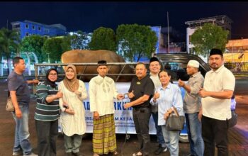Ketua Umum Kadin Maluku Serahkan Hewan Kurban ke Masjid Al Fatah