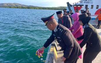 Tabur Bunga di Laut Namlea, Polres Buru Kenang Jasa Pahlawan dan Anggota Bhayangkara yang Gugur