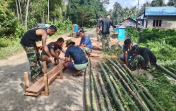Bakti TNI untuk Rakyat: Gotong Royong Kodim 1506/Namlea Lanjutkan Akses Jalan Makam Desa.