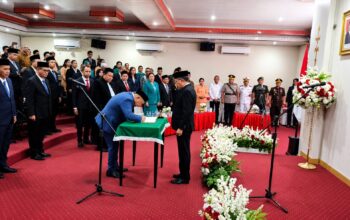 Robert Sapulette Resmi Dilantik sebagai Sekda Definitif, Bodewin Wattimena Tegaskan Perkuat Birokrasi dan 17 Program Prioritas Ambon