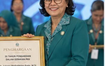 Juliana W Patty Raih Penghargaan Nasional atas 35 Tahun Pengabdian untuk PKK Kota Ambon  ‎