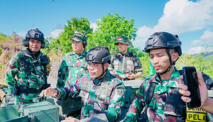 Pangdam XV/Pattimura Tinjau Latbakjatranpur Denkav 5/BLC dan Terima Brevet Kehormatan Kavaleri