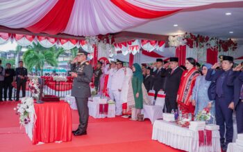 Di Bawah Rintik Hujan, Pangdam XV/Pattimura Pimpin Upacara Penurunan Bendera Merah Putih di Ambon