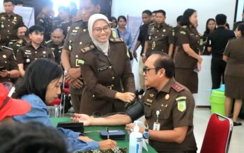 JELANG HARI LAHIR KE-81 KEJAKSAAN RI, KEJATI MALUKU GELAR DONOR DARAH BERSAMA PMI AMBON. 