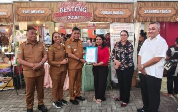 Dorong UMKM Naik Kelas, Wali Kota Ambon Serahkan Sertifikat Hak Merek Puding Hanabi